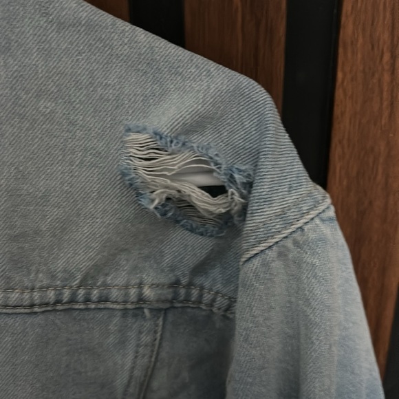 Guess Jean Jacket mint condition. Used like 3 times - Picture 6 of 6